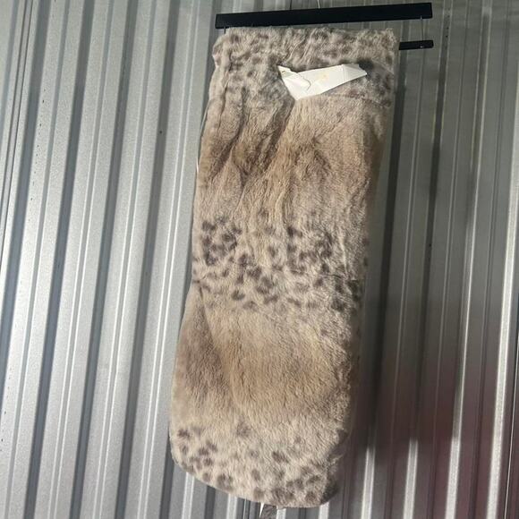 Room & Retreat BRAND NEW  Snow Leopard  blanket Throw blanket - Picture 2 of 4